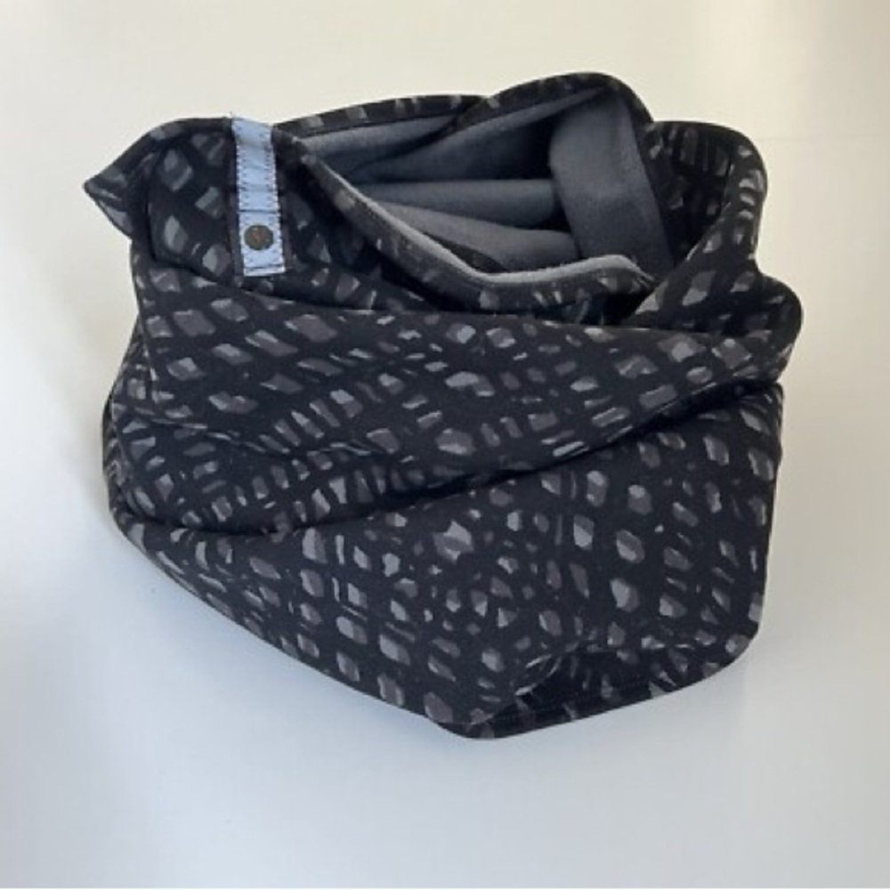Lululemon Vinyasa Scarf Black Gray Pattern Snap Wrap Fleece-Lined Travel Scarf